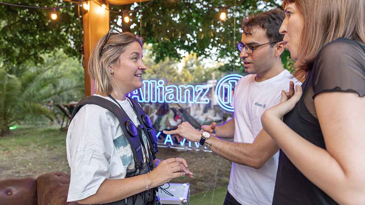 Una de las personas sordas, que va a participar en la experiencia, prueba la mochila sensorial